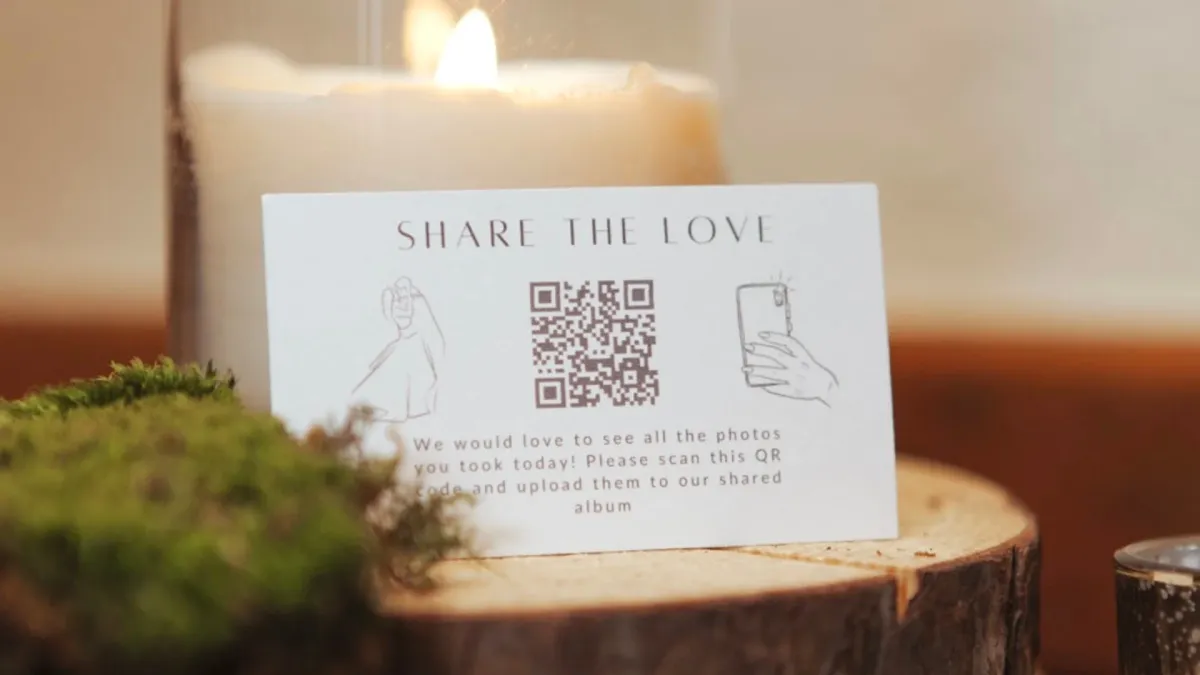 Mini card with Wedibox QR code for guests to easily upload wedding photos from their devices.